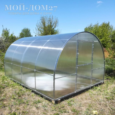 Теплица Сибирская Усиленная 4 метра с поликарбонатом | Мой-Дом27 | Каркас изготовлен из оцинкованной замкнутой трубы 20*20 мм.<br>
 Ширина - 3&nbsp;метра. Высота - 2,1 метра. Длина 4&nbsp;метра.&nbsp;<br>
 Выдерживаемая снеговая нагрузка - 100 кг/м2. Выдерживаемая ветровая нагрузка - до 15 м/с.<br>
 Расстояние между дугами 1 метр.&nbsp;<b>Толщина металла дуг 1,2 мм</b>.&nbsp;Ширина двери 0,96 метра.<br>